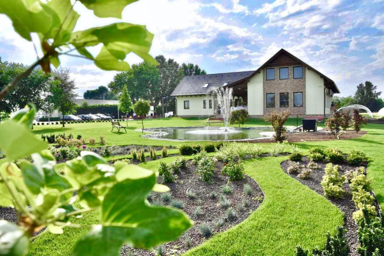 Aurora Rendezvenyterem & Szallas Jászapáti Exterior foto